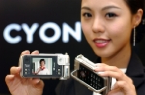 LG전자(대표: 金雙秀 / www.lge.co.kr, www.cyon.co.kr)는 최근 세계 최초로 360도 회전형 폴더 디자인에 자체 개발 저전력 수신칩을 탑재, 업계 최대 3시간 연속 TV시청이 가능하고, 생동감 있는 26만 컬러의 QVGA급 LCD 및 오토포커스(AF) 지원 200만화소 카메라를 내장한 위성DMB폰(모델명: LG-SB120)을 출시한다.