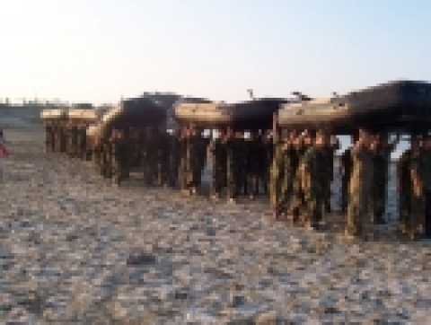 지난해 8월, 여름방학에 청소년들이 '해병대전략캠프' 대부도훈련장에서 해상훈련을 받고있다.