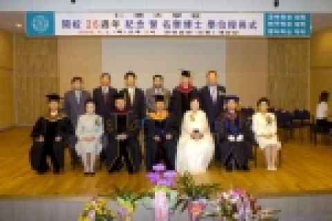 인제대는 마산 MBC 대표이사 박진해, 김해시 부시장 현길원, 백낙환 이사장, 성창모 총장  등 내외빈 500여명이 참석한 가운데 2일(목) 오후 3시 장영실관 대강당에서 개교 26주년 기념식 및 명예박사 학위수여식을 가졌다.