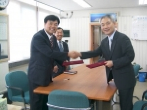 전북대학교 언어교육원(원장 김재민 영어영문학과 교수)과 전주 안디옥교회 바울선교회(한도수 국제본부장)는 2일 오후 언어교육원 원장실에서 한국어 교육을 위한 협약을 체결했다.