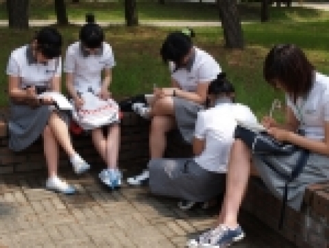 국립 경상대학교 인문대학은 3일 오전 11시 전국 고교생 500여명이 참석한 가운데 제12회 고교생 백일장을 개최했다. 백일장에 참가한 고교생들이 운문 '얼룩', 산문 '독도'를 주제로 글쓰기에 여념이 없다.