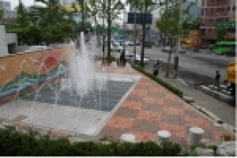 용산구 원효로1가 용산구청앞 사거리에 150평 규모의 녹지대를 조성하고 중앙에 분수대를 설치해 지난 주말부터 가동에 들어갔다