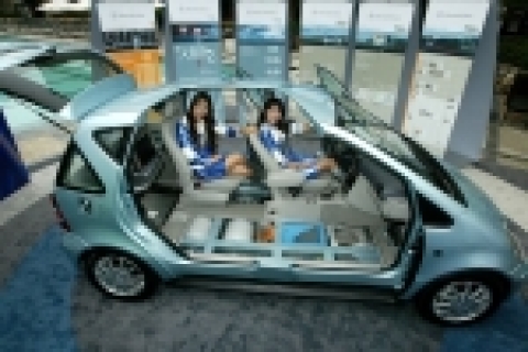 메르세데스-벤츠 코리아(www.mercedes-benz.co.kr, 대표이사 이보 마울)는 오늘 서울 한남동 그랜드 하얏트 호텔에서 메르세데스-벤츠의 최첨단 연료 전지 자동차인 메르세데스-벤츠 A-Class Fuel-Cell를 국내 최초로 선보였다.