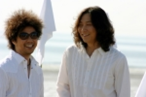2005년 5월, ‘자전거 탄 풍경’의 강인봉, 김형섭이 ‘나무자전거’로 새롭게 출발한다. 2003년 여름, 전지현이 주인공인 올림푸스CF를 통해 더욱더 우리 곁에 친숙하게 다가온 음악 '너에게 난 나에게 넌'을 비롯하여 '그렇게 너를 사랑해' 등 대중들에게 실력을 인정 받았던 ‘자전거 탄 풍경’은 2003년 2.5집 리메이크 앨범을 발표한 후, 송봉주는 지난해 10월 “풍경”으로, 강인봉, 김형섭은 “나무자전거”라는 이름으로 새롭게 태어난다.