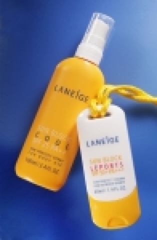 라네즈(LANEIGE)는 올 여름 뜨거운 태양을 피하지 않고 즐길 수 있도록 하기 위해 언제 어디서나 사용이 간편한 ‘라네즈 선블록 레포츠’와 ‘라네즈 선블록 쿨’을 출시했다.