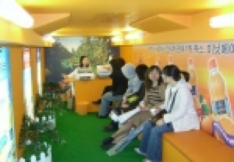 주요 할인점 등지에서 미닛메이드 체험 버스를 운영하며 주요 고객층인 주부들에게 골밀도 테스트 서비스를 제공하였다.