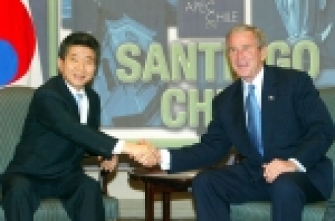 지난해 11월 칠레에서 열린 아시아·태평양경제협력체(APEC) 정상회의에 참석한 노무현 대통령과 부시 미국 대통령이 한·미 정상회담에 앞서 악수하고 있다.