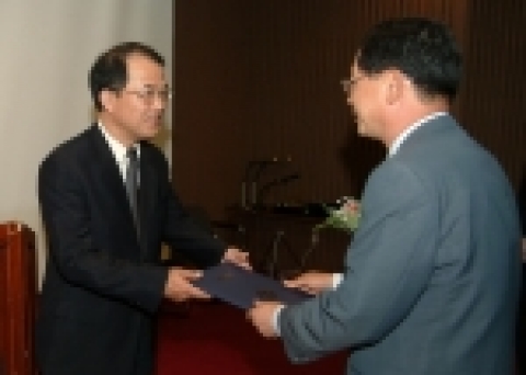 6월 8일 부산 상공회의소에서 진행된 2005년 품질 경영 대회에서 르노삼성자동차 품질 본부장 류재현 상무(사진 왼쪽)가 부산시 안준태 정무 부시장 (사진 오른쪽)으로 부터 '2005 품질 경영 대상'을 수상하고 있다.
