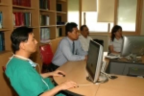 순천향대학교병원 산부인과 이정재교수가 인도네시아 의사들에게 자궁근종용해술에 대해 설명하고 있다.