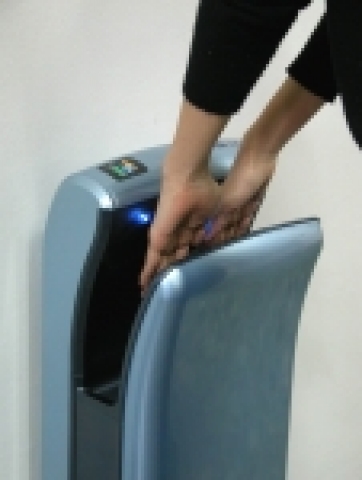 핸드드라이어 ‘바이오장풍'을 사용하는 모습
