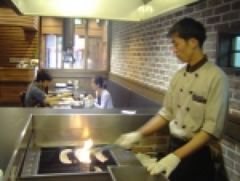 맥반석을 이용하여 제작된 바베큐 구이판에서 초벌구이를 하고 있는 도농리 이혁제 주방장.