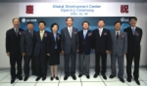 LG CNS 글로벌 개발 센터 오픈 기념식에 참석한 주요 인사들. 왼쪽부터 ‘LG CNS 윤옥근 부장, LG전자 이원우 부장, LG전자 백현근 부장, LG CNS 설금희 상무, G CNS 이우종 부사장, 신문선 상무, 이재성 상무, LG전자 김병철 부장, LG CNS 김영수 부장