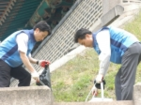 신한은행(www.shinhan.com 은행장 신상훈)은 2005년 6월 9일 중구 태평로 소재 신한은행 본점 건물 앞에 있는 국보 1호인 숭례문(남대문)에서 정화 및 홍보 활동을 실시하였다.