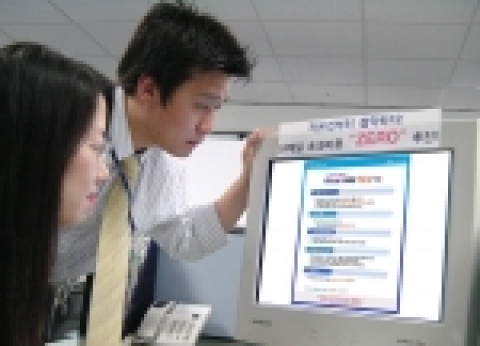 삼성SDI 경영기획실 직원들이 업무용 PC를 활용,이메일 다이어트 활동을 펼치고 있는 모습