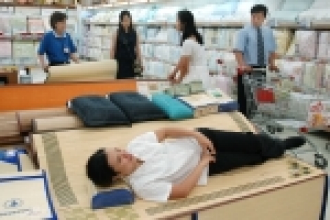 삼성테스코 홈플러스 전점에서는 오는 6월 16일부터 29일까지 14일간 "여름 침구 / 대자리 특별 기획전"을 마련, 여름침구와 대자리를 20~30% 할인하여 판매하는 행사를 실시한다.