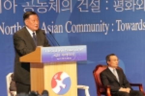 정몽구(鄭夢九) 현대·기아차 회장이 10일 제주 신라호텔에서 이해찬 국무총리를 비롯 동북아시아를 대표하는 각국 주요 지도자들이 모인 가운데 ‘동북아시아 공동체 건설’을 주제로 개최된『제3회 제주평화포럼』에 공동주최자인 동아시아재단 설립자 및 이사장 자격으로 행사에 참석, 개회사를 통해 동북아 평화를 위한 경제적 번영과 신뢰 구축의 중추적 역할 의지를 표명하였다.