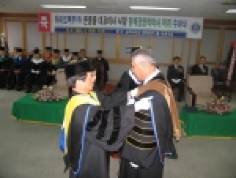 공주대학교는 6월 10일(금) 오전 11시 대회의실에서 최석원 총장을 비롯한 학무위원, 하이트 맥주 관계자, 교직원, 학생, 사회각계 인사가 참석한 가운데 하이트 맥주 윤종웅(尹鍾雄) 대표이사 명예경영학박사 학위 수여식 행사를 가졌다.
