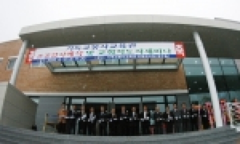 6월 10일 열린 한일장신대학교 봉사교육관 준공감사예식에 참가한 내외빈들이 테잎을 자르고 있다