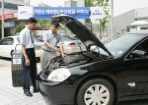 르노삼성자동차 양평사업소 (서울)를 찾은 고객이 6월 13일 (월) 부터 17일 (금)까지 전국 34개 직영 정비점에서 실시하는 에어컨 무상 점검 서비스를 받으며, 르노삼성의 정비 서비스 요원에게 여름철 차량관리 요령에 관한 설명을 듣고 있다.