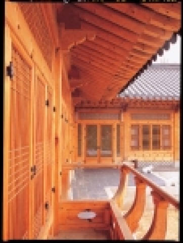 메이필드호텔 전통한정식당 '봉래정'에서는 여름 보양식으로 `초계탕 상차림’을 6월 15일부터 8월 31까지 판매한다.