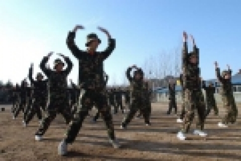 지난해 8월, 여름방학에 전북 무주 해병대캠프에 입소한 청소년들이 PT훈련을 하고 있다.