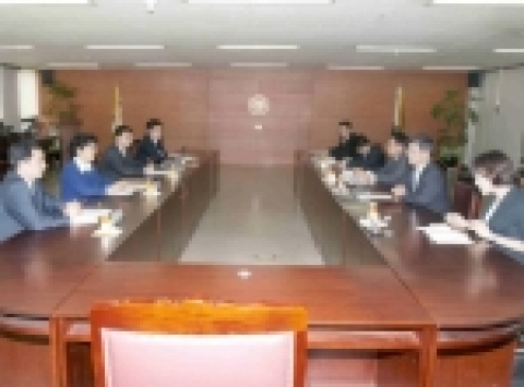 제1차 하얼빈시 기술조사단 방한 모습. 사진은 하얼빈시 기술조사단과 면담하는 김상선 과학기술협력국장