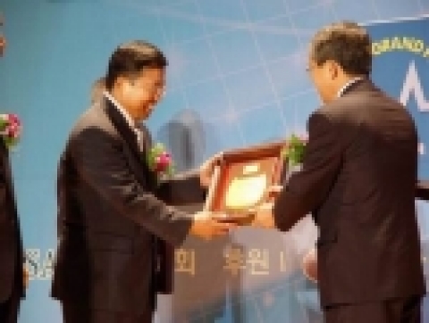 LG엔시스 박계현 사장이 표준협회 이계형회장으로부터 대상 상패를 받고 있다