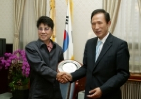 서울시는 6.14(화) 오후6시 서울시장 접견실에서『2005 하이서울 페스티벌』축제 기간중 전야제 행사로 서울광장에서 개최된 조용필 콘서트가 성황리에 치루어짐으로써, 하이서울 페스티벌의 축제분위기 조성에 공이 큰 조용필씨에게 감사패를 증정하였다