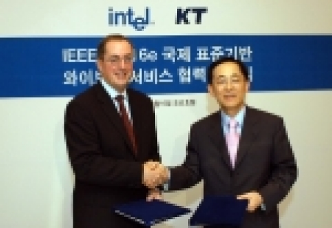 인텔과 KT는 한국의 와이브로 서비스를 IEEE 802.16e 국제 표준인 모바일 와이맥스 기술에 조화시켜 상호 운용성을 이루고, 이를 통해 무선 광대역 서비스를 조기정착 시키기 위한 협력에 합의했다. 이를 위해 한국을 방문 중인 인텔의 폴 오텔리니 CEO(Paul Otellini, 사진 왼쪽)와 KT의 이용경 사장이 16일 서울 조선호텔에서 만나 양해각서(MOU)에 서명했다.