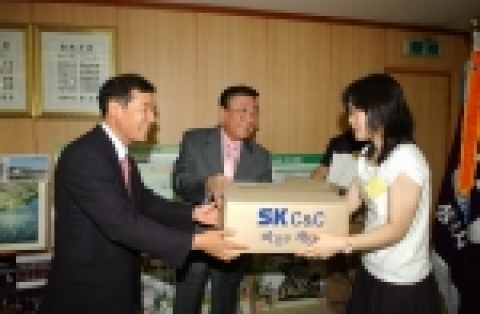 SK C&C는 16일 성남시청에서 성남지역 저소득 가정의 대학 신입생과 초등학생을 대상으로 희망의 PC 전달식을 가졌다. 이 날 전달된 희망의 PC는 노트북 200 여대다. 사진은 윤석경 SK C&C 사장(사진 왼쪽 첫번째)이 이대엽 성남시장(사진 가운데)과 함께 수혜 대상 대학생에게 PC를 전달하는 모습.