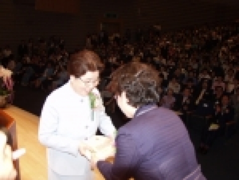 ‘무등여성대상’에 호남대(총장 이수일) 이화성 설립자가 선정됐다. (사)광주광역시 여성단체협의에서 매년 여성대회를 개최하고, 지역사회를 위해 헌신 봉사한 숨은 공로자를 발굴해 수여하는 상으로 16일 오후 2시 광주시청 대회의실에서 시상식이 진행됐다.