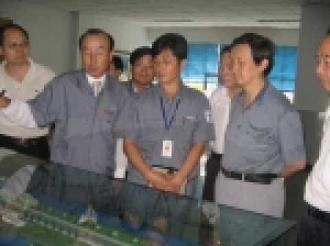 중국 국가발전위원회 마개 주임(앞줄 왼쪽 4번째)이 한영길 한국타이어 중국본부장(왼쪽 두번째)으로부터 한국타이어 중국 가흥공장 현황에 대하 설명을 듣고있다.