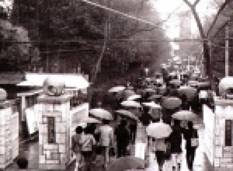 경상대학 시절의 정문(칠암동, 1975, 현 의과대학 정문)