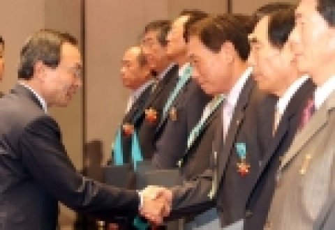 대한건설단체총연합회는 17일 건설회관 2층 대강당에서 '2005 건설의 날' 기념식을 개최했다. 이날 이해찬 국무총리는 건설유공자들에게 정부포상을 수여했다.