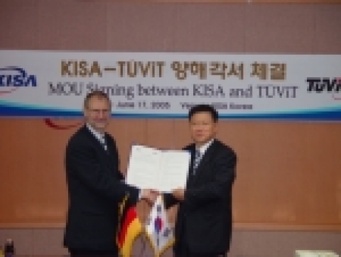 17일 오전 서울 가락동 한국정보보호진흥원(KISA)에서 KISA 이홍섭 원장(오른쪽)과 독일 TÜViT 안토니우스 소머 사장이 양 기관간 긴밀한 정보보호 협력을