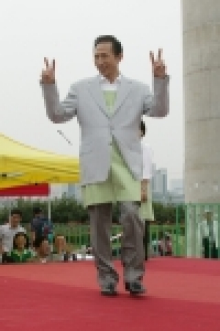 이명박 시장이 경매를 위한 특별 패션쇼를 하고 있다