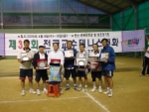 한남대 교수테니스회(회장 김성한 사회복지학과 교수)는 지난 10일 충북대학교에서 개최된 “제34회 전국교수테니스대회”에서 단체전 준우승을 차지하였다.