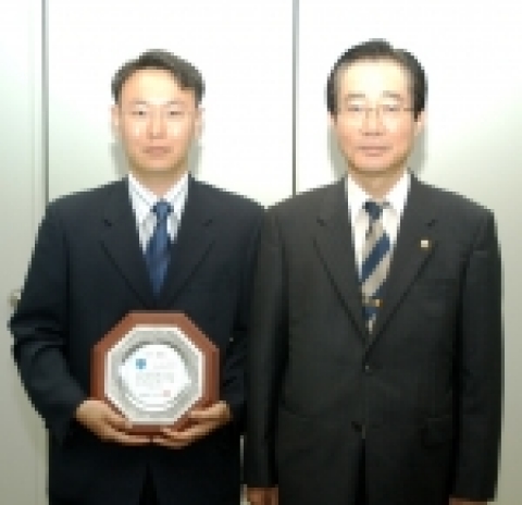 왼쪽부터 서울세관 외환조사1과 조영상, 관세청장