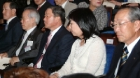 具本茂 LG회장은 21일 서울 역삼동 소재 LG아트센터에서 각계 초청인사들과 함께 LG가 제작을 지원한 세계적인 안무가 피나 바우쉬의 한국 소재 무용극 ‘러프 컷(Rough Cut)’ 기념공연을 관람했다. 사진 좌측부터 허창수 GS회장, 이준 대한민국예술원 회장, 구본무 회장, 구본무 회장 부인 김영식 여사, 강신호 전경련 회장