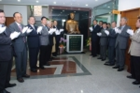 조선대학교(총장 김주훈)는 황금추관 입사식 및 황금추 동광건설 회장 흉상 제막식을 6월 21일(화) 오후 5시 황금추관에서 가졌다. 황금추관 로비에 세워진 흉상은 조각가 정윤태 교수(미술대학 미술학부)가 황금추 회장의 불굴의 의지와 집념의 기업인 정신을 형상화했으며 이성연 교수(사범대학 국어교육과)가 지은 헌시가 새겨져 있다. 한편 황금추관에는 각종 국가고시를 준비하는 남학생 53명, 여학생 22명 등 총 75명이 면학에 정진한다.