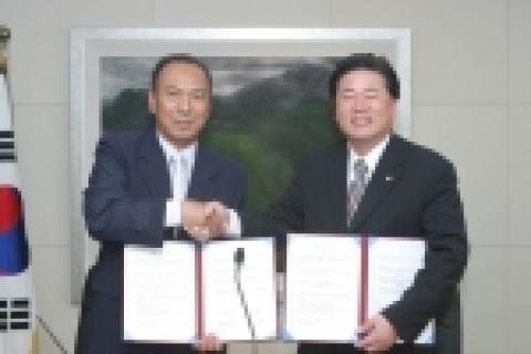 전주지방노동사무소(소장 박영순)와 전북대학교(총장 두재균)가 학생들의 취업활성화를 위해 6월 22일(수) 오전 11시 30분 대학 본부 4층 총장실에서 협약을 체결하였다.