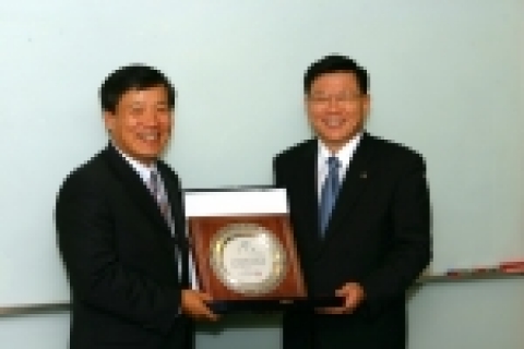 시스코 손영진 사장(좌)과 한국정보보호진흥원 이홍섭 원장(우)