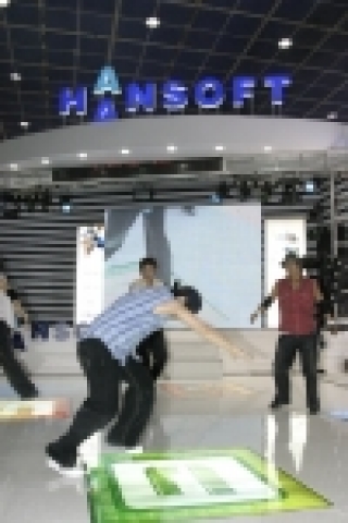한글과컴퓨터(www.haansoft.com, 대표이사 백종진, 이하 한컴)는 “세계적인 춤꾼들과 펼치는 소프트웨어 자유선언”을 모토로 세계적인B-boy 댄스팀을 초청해 소프트웨어의 사전 런칭쇼를 갖는 등의 행사로 이미지 마케팅에 주력하고 있다.