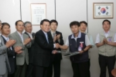 정부와 민주노총 전국공공운수사회서비스노동조합연맹(공공연맹)은 6월23일 정부과천청사에서 정부가 추진하고 있는 공공기관 지방이전의 원활한 추진과 노동자의 권리보호를 위하여 공동 노력하기로 하는 노.정 협약을 체결하였다.