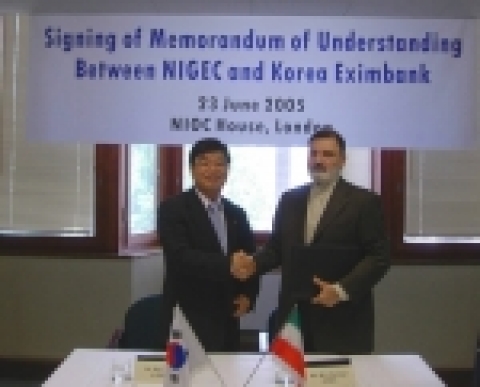 신동규 한국수출입은행장이(왼쪽?) 6월 23일 영국 런던에서 모하마드 락바리 이란 국영가스수출공사 회장(Mr. Mohammad Hadi Rahbari, Chairman of NIGEC, National Iranian Gas Export Company)과 이 회사가 발주하는 LNG 설비 건설사업 지원을 위한 수출신용공여 양해각서에 서명하고 있다.
