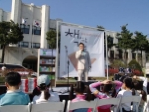 서울문화재단은 ‘책 읽는 서울’ 행사로 6월 26일(일) 영등포구 당산동 소재 서울시 직업체험 하자센터에서 ‘유인촌 아저씨가 들려주는 낭독 이야기’등 6월의 낭독프로그램을 갖는다.