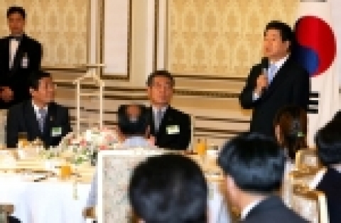 노무현 대통령이 노사협력 유공자와 오찬을 함께하기에 앞서 인사말을 하고 있다.