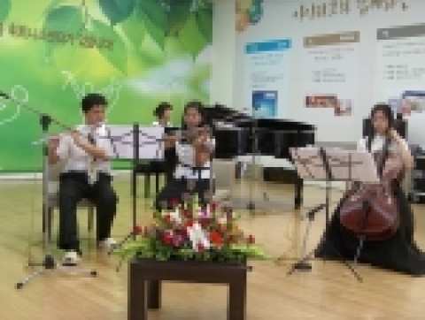 24일 오픈한 울산 달천2차 I'PARK 모델하우스에서 I'PARK Lucky Festival(아이파크 럭키 페스티발)이 펼쳐져 눈길을 끌고 있다. 