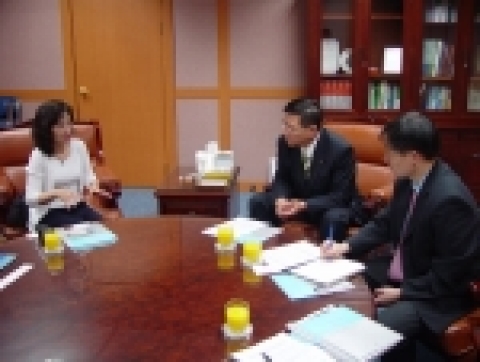 이홍섭 KISA원장이 KISA를 방문한 진여분(陳如芬) 국장을 비롯한 대만 방문단과 환담하고 있다.