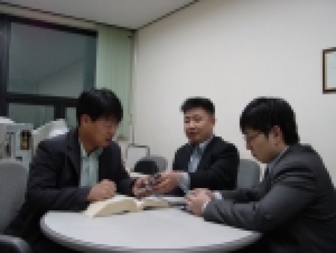 동명정보대학교 창업보육센터 입주기업 예지기술 류현제 사장(가장 왼쪽)과 팜캐스트 김수진사장(가운데).